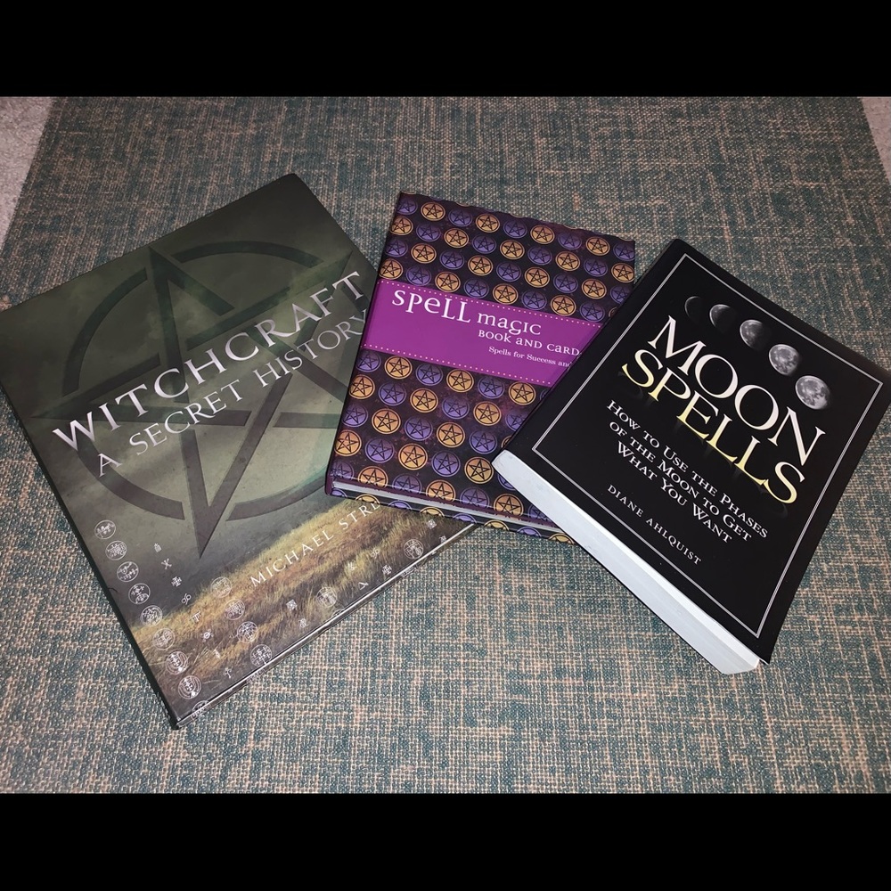 Mystic Book - Black